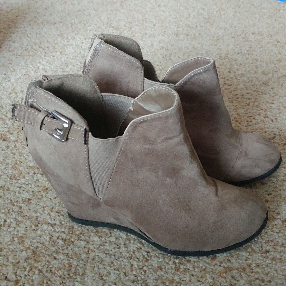 Women's Maurice's size 8 taupe wedge booties